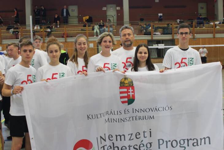 L�btoll-labd�z�ink N�metorsz�gban versenyeztek